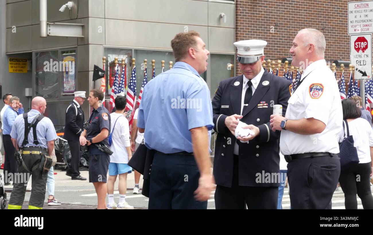 New York City, États-Unis - 11 septembre 2023 : les pompiers célèbrent la Journée du Patriot. 911 événement commémoratif du souvenir, FDNY commémorer l'anniversaire. Pompiers, Manhattan 10 Ten Firehouse. Banque D'Images