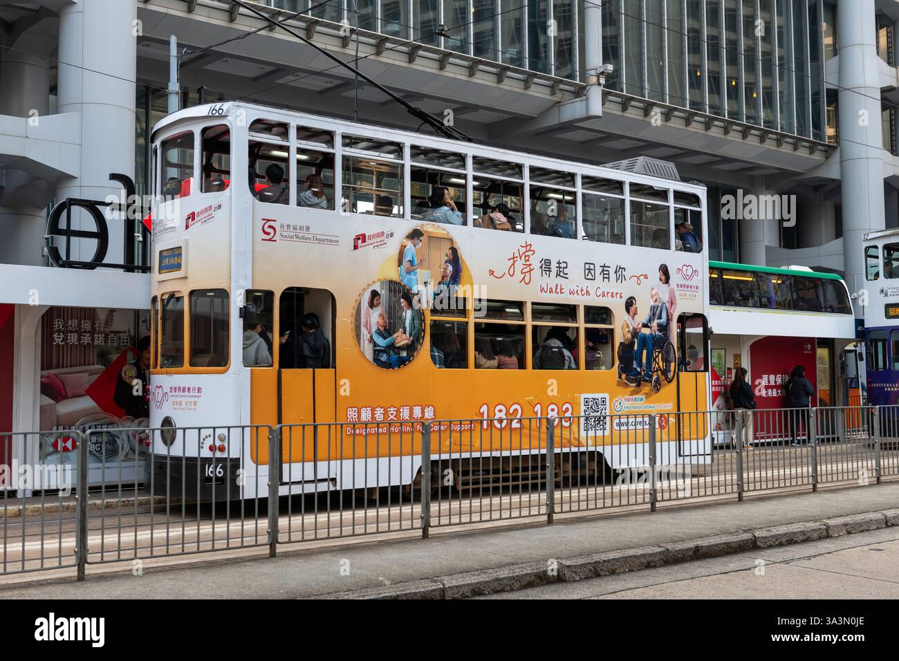 Hong Kong. Chine- 02.18.2025. Une vue sur la rue des tramways opérant dans Central, île de Hong Kong. Un tour bon marché et populaire pour les touristes pour voir la ville sig Banque D'Images