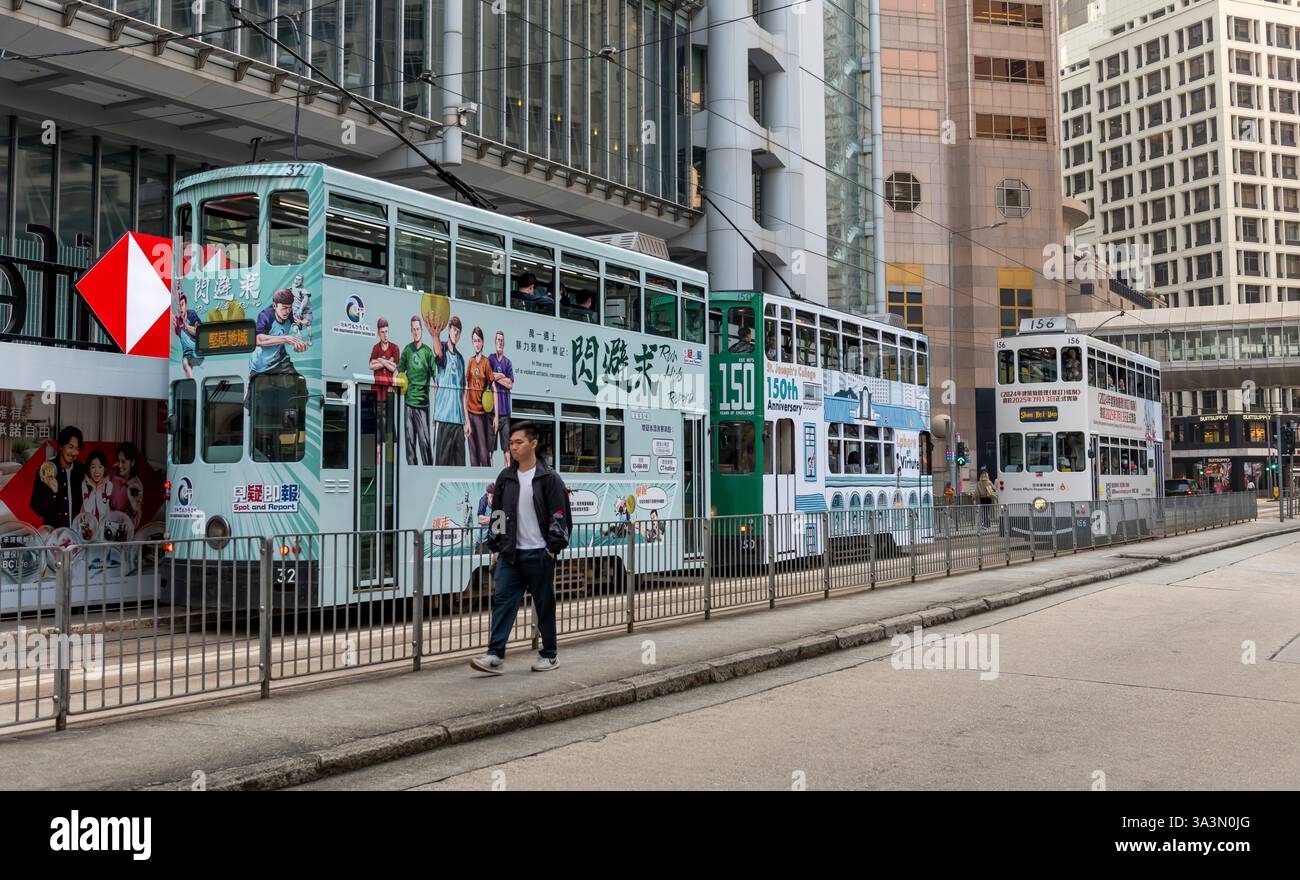 Hong Kong. Chine- 02.18.2025. Une vue sur la rue des tramways opérant dans Central, île de Hong Kong. Un tour bon marché et populaire pour les touristes pour voir la ville sig Banque D'Images