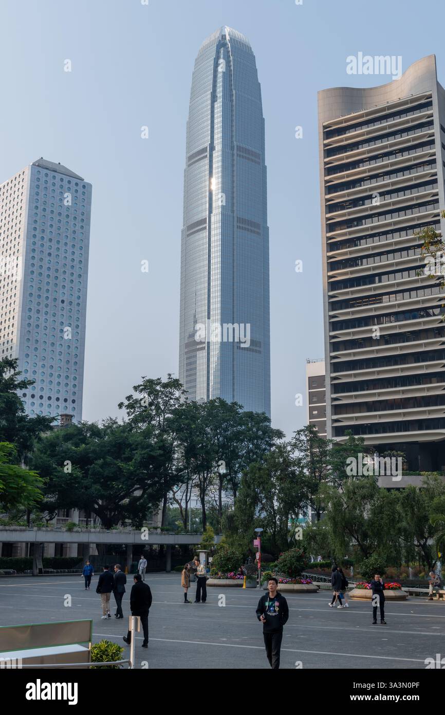 Hong Kong. Chine- 02.18.2025. Un paysage urbain de Hong Kong Central depuis Chater Garden avec une vue sur Jardine House et le Centre financier international. Banque D'Images