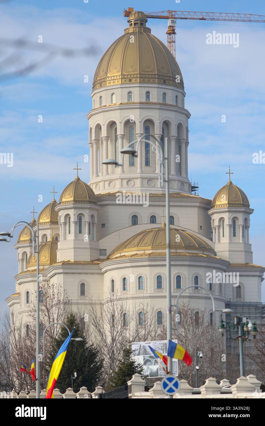 Bucarest, Roumanie - 10 janvier 2025 : chantier de construction de la “Catedrala Mantuirii Neamului” (cathédrale du Salut du peuple), près du Palais du Parlement Banque D'Images