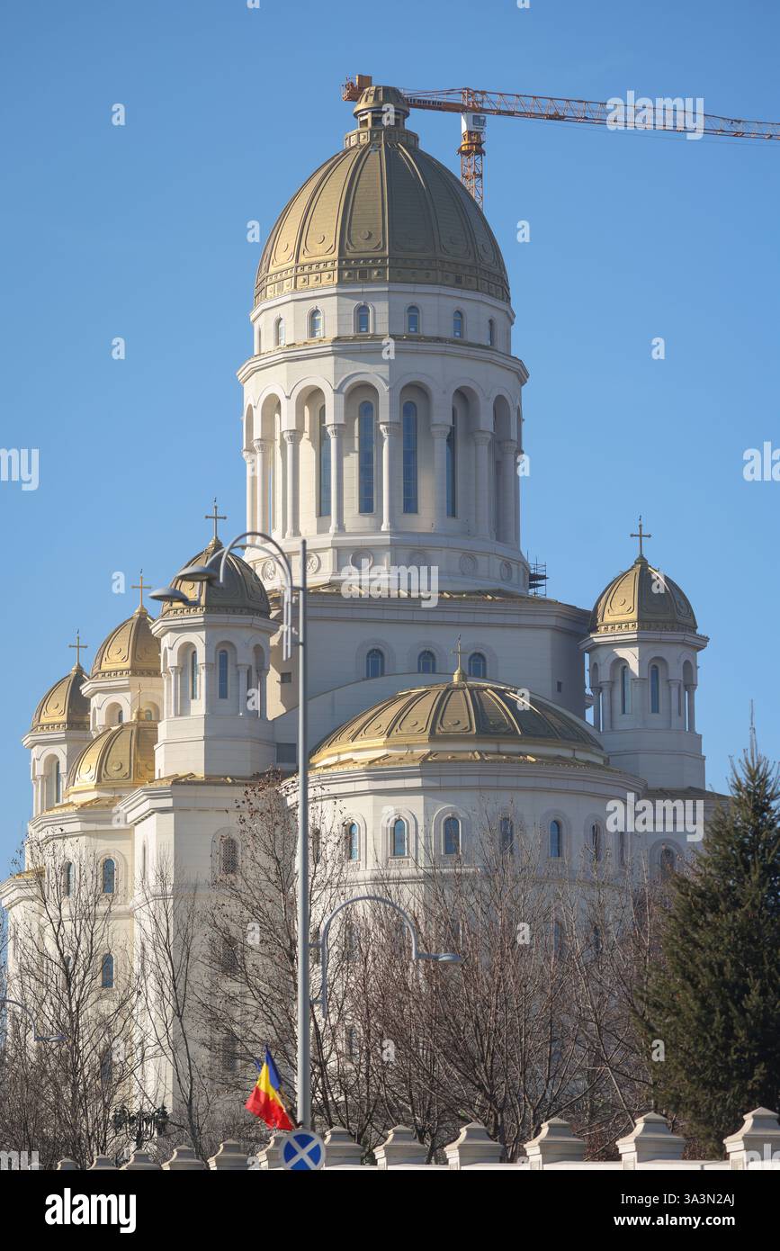 Bucarest, Roumanie - 10 janvier 2025 : chantier de construction de la “Catedrala Mantuirii Neamului” (cathédrale du Salut du peuple), près du Palais du Parlement Banque D'Images