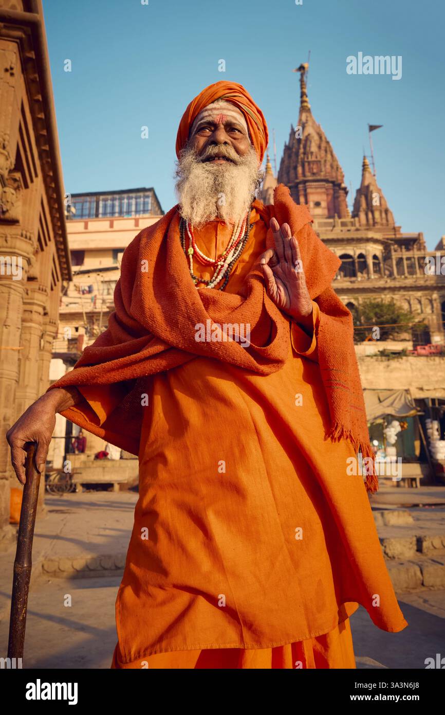 Varanasi, Inde - 8 mars 2025 : Sadhu hindou sainte personne dans la ville de Varanasi, Inde Banque D'Images