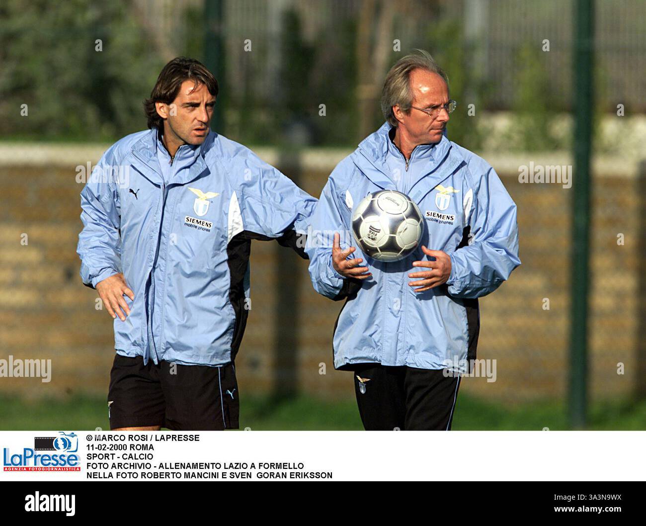 Roma, Italie. 02 mai 2002. © MARCO ROSI/LAPRESSE 11-02-2000 ROMA SPORT - CALCIO FOTO ARCHIVIO - ALLENAMENTO LAZIO A FORMELLO NELLA FOTO ROBERTO MANCINI E SVEN GORAN ERIKSSON CRÉDIT : LAPRESSE/ALAMY LIVE NEWS Banque D'Images