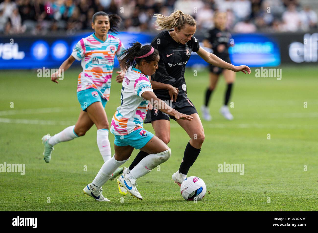 Los Angeles, États-Unis. 16 mars 2025. Claire Emslie (10 ans) est défendue par Perle Morroni (75 ans), défenseur du Wave FC de San Diego, lors d'un match de la NWSL, dimanche 16 mars 2025, au BMO Stadium, à Los Angeles, CA. Angel City à égalité avec San Diego 1-1. (Jon Endow/image du sport) crédit : image du sport /Alamy Live News Banque D'Images