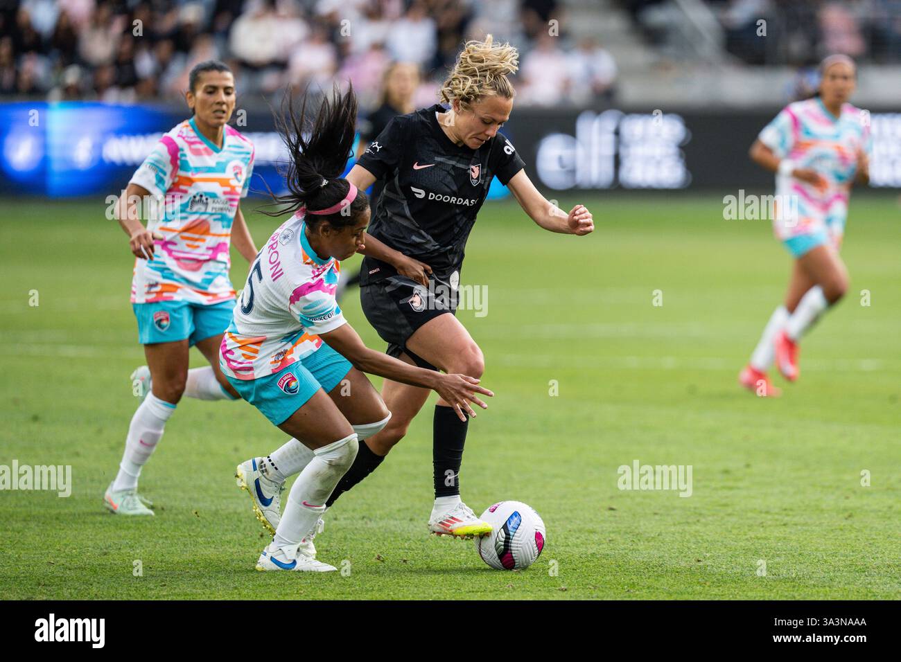 Los Angeles, États-Unis. 16 mars 2025. Claire Emslie (10 ans) est défendue par Perle Morroni (75 ans), défenseur du Wave FC de San Diego, lors d'un match de la NWSL, dimanche 16 mars 2025, au BMO Stadium, à Los Angeles, CA. Angel City à égalité avec San Diego 1-1. (Jon Endow/image du sport) crédit : image du sport /Alamy Live News Banque D'Images