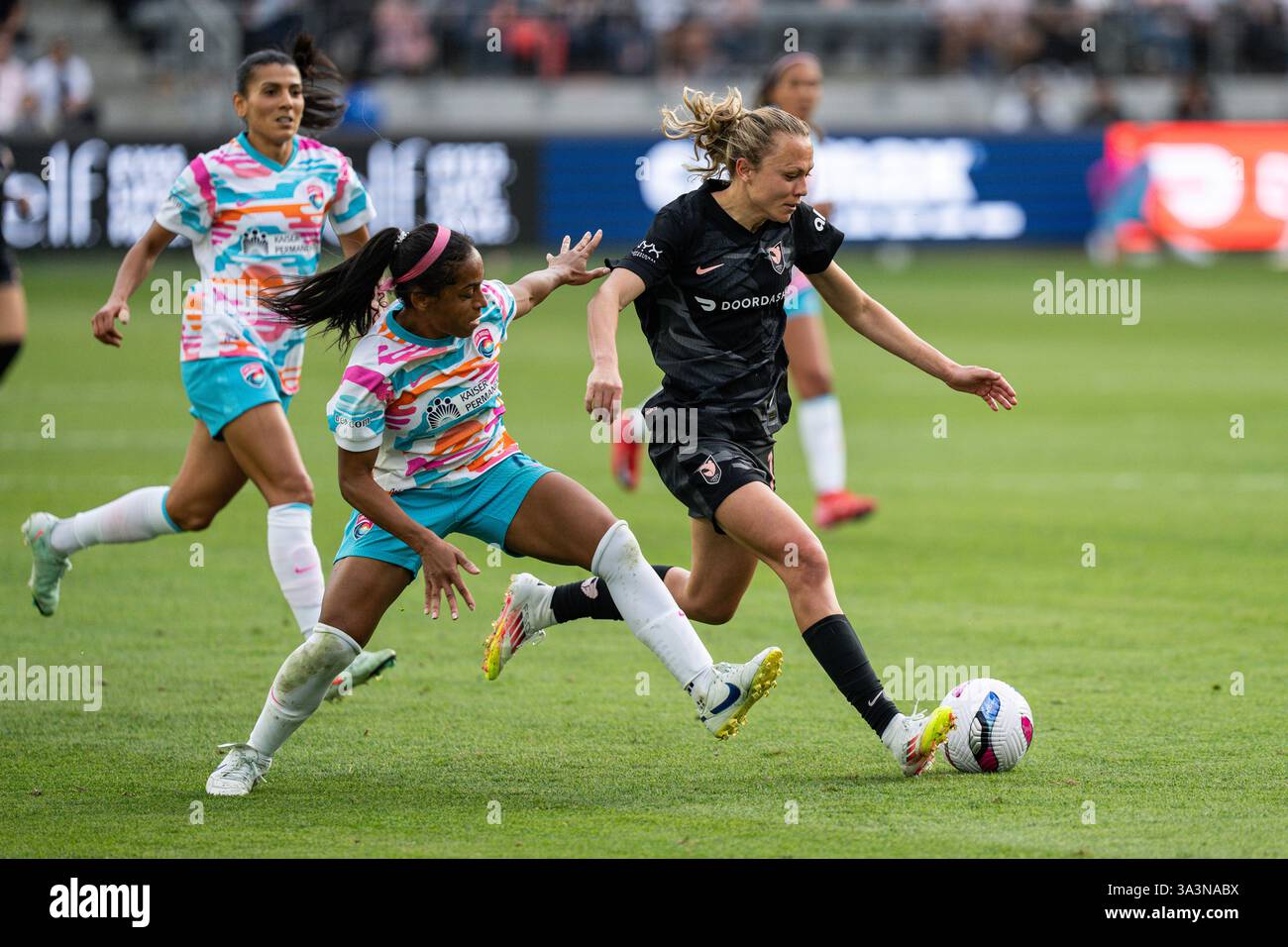 Los Angeles, États-Unis. 16 mars 2025. Claire Emslie (10 ans) est défendue par Perle Morroni (75 ans), défenseur du Wave FC de San Diego, lors d'un match de la NWSL, dimanche 16 mars 2025, au BMO Stadium, à Los Angeles, CA. Angel City à égalité avec San Diego 1-1. (Jon Endow/image du sport) crédit : image du sport /Alamy Live News Banque D'Images
