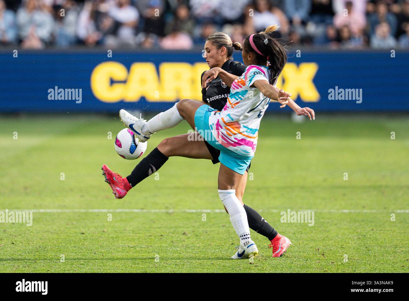 Los Angeles, États-Unis. 16 mars 2025. Perle Morroni (75 ans), défenseur du San Diego Wave FC, défie Gisele Thompson (20 ans), défenseur du Angel City FC, lors d'un match de la NWSL, dimanche 16 mars 2025, au BMO Stadium, à Los Angeles, CA. Angel City à égalité avec San Diego 1-1. (Jon Endow/image du sport) crédit : image du sport /Alamy Live News Banque D'Images