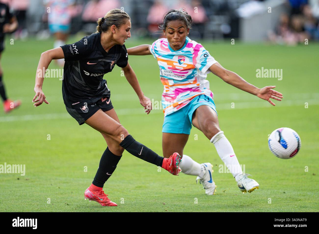 Los Angeles, États-Unis. 16 mars 2025. La défenseuse de l'Angel City FC, Gisele Thompson (20 ans), tire contre la défenseuse du San Diego Wave FC, Perle Morroni (75 ans), lors d'un match de la NWSL, dimanche 16 mars 2025, au BMO Stadium, à Los Angeles, CA. Angel City à égalité avec San Diego 1-1. (Jon Endow/image du sport) crédit : image du sport /Alamy Live News Banque D'Images