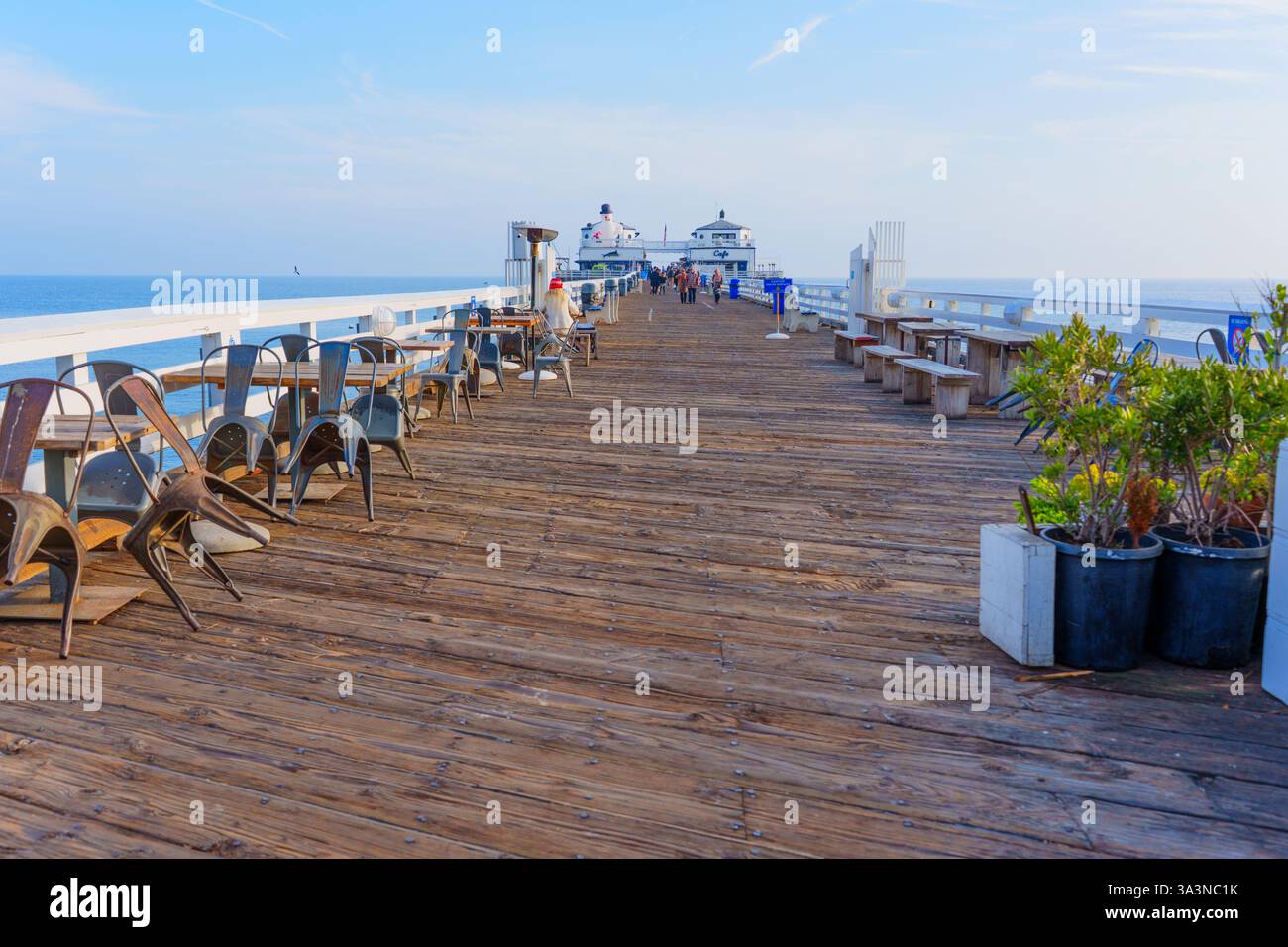 Malibu, Californie - 21 décembre 2024 : Malibu Pier dispose d'une salle à manger avec chaises et tables, présentant les activités du week-end et une vue sur la côte Banque D'Images