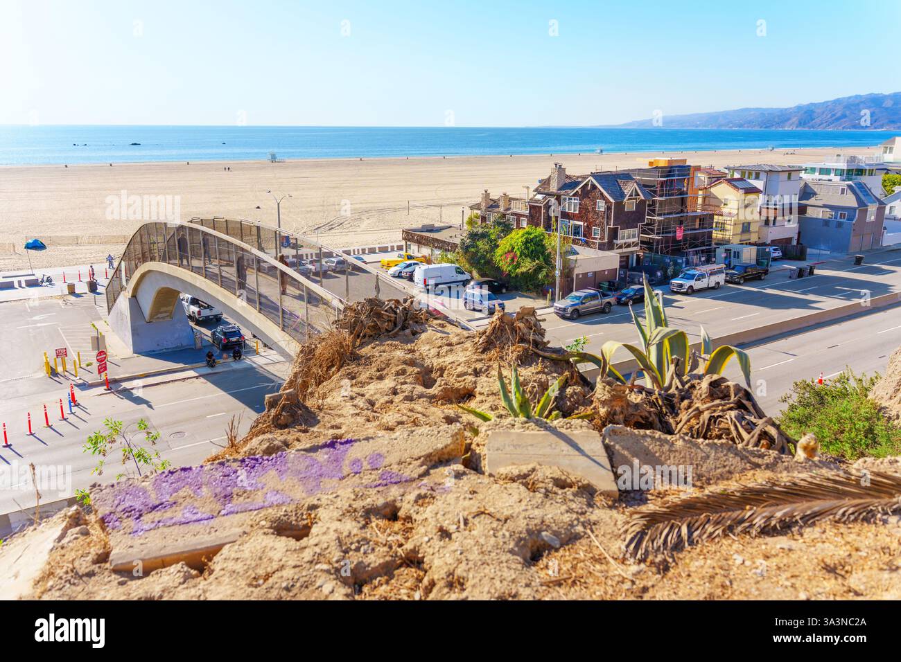 Santa Monica, Californie - 16 janvier 2025 : la vue grand angle capture la superbe plage de Santa Monica, la passerelle emblématique et les charmantes maisons agai Banque D'Images