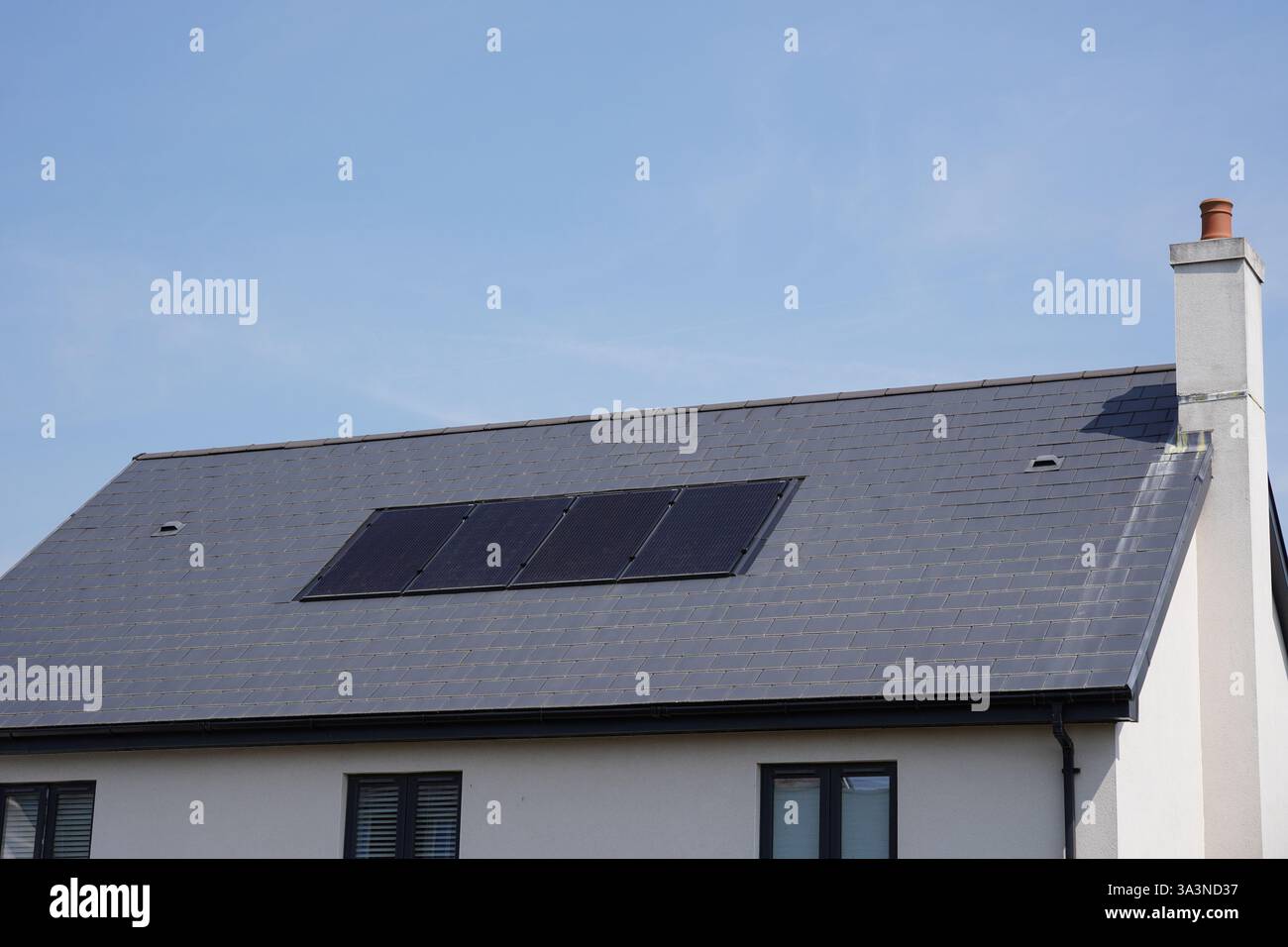 bâtiment résidentiel moderne avec panneaux solaires installés sur le toit. cellules d'énergie photovoltaïque sur la maison. Énergie solaire Banque D'Images