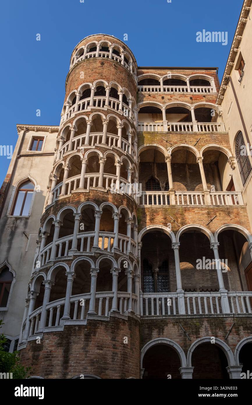 Palazzo Contarini del Bovolo dans la ville de Venise, Italie. Palais avec escalier en colimaçon voûté du XVe siècle dans le quartier de San Marco. Banque D'Images