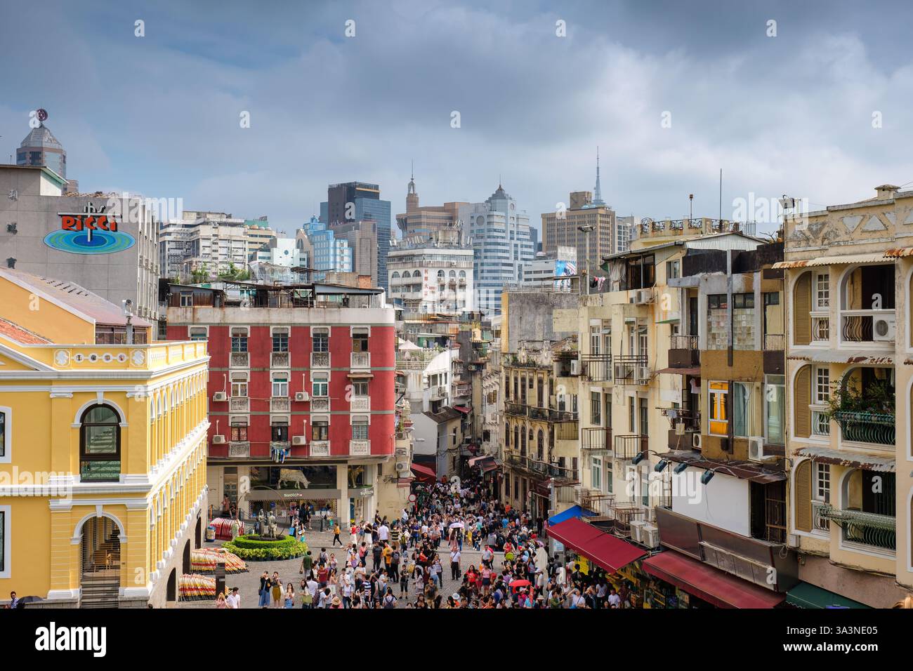 Macao, Chine - 05 mai 2018 : paysage urbain de touristes animés sur la place Senado et bâtiment architectural portugais, célèbre route des ruines de St Paul Banque D'Images
