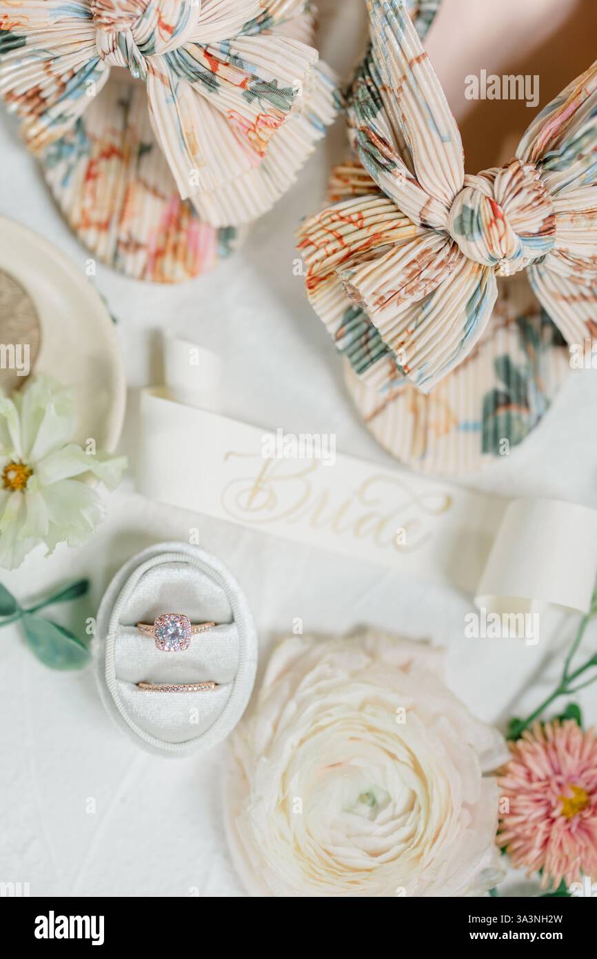 Chaussons de mariée fleuris, bague de fiançailles, fleurs et ruban « mariée ». Banque D'Images