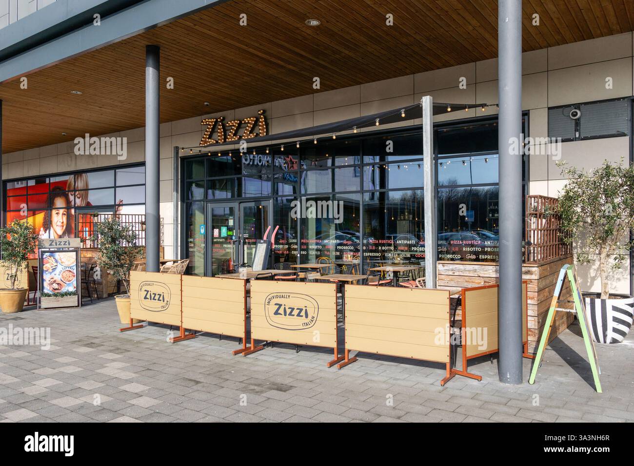 Extérieur du restaurant italien Zizzi, centre commercial Rushden Lakes, Northamptonshire, Royaume-Uni Banque D'Images