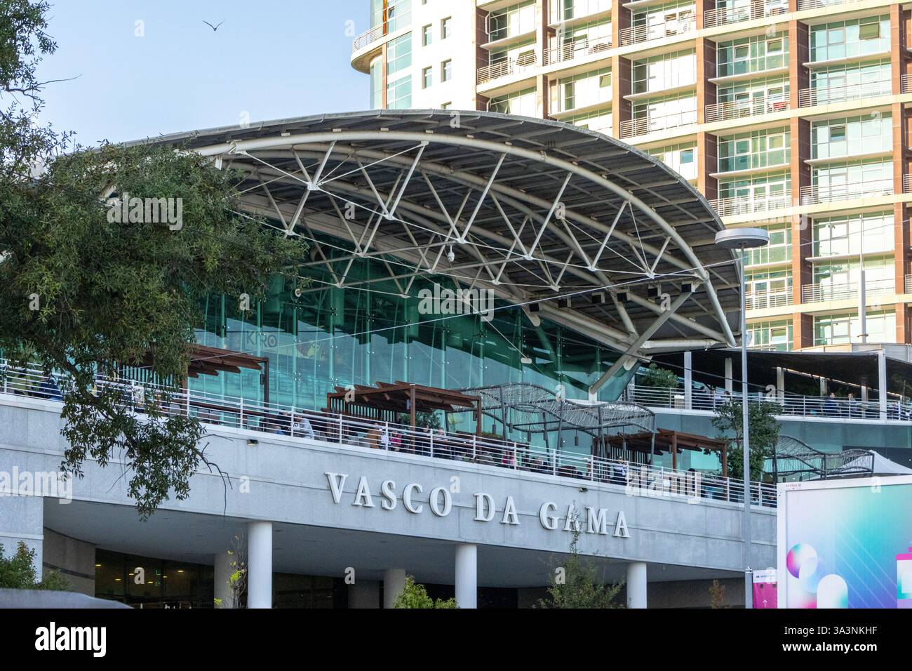 Architecture moderne et éléments verts se mélangent parfaitement au centre commercial vasco da gama à lisbonne, au portugal, créant une oasis urbaine dynamique Banque D'Images