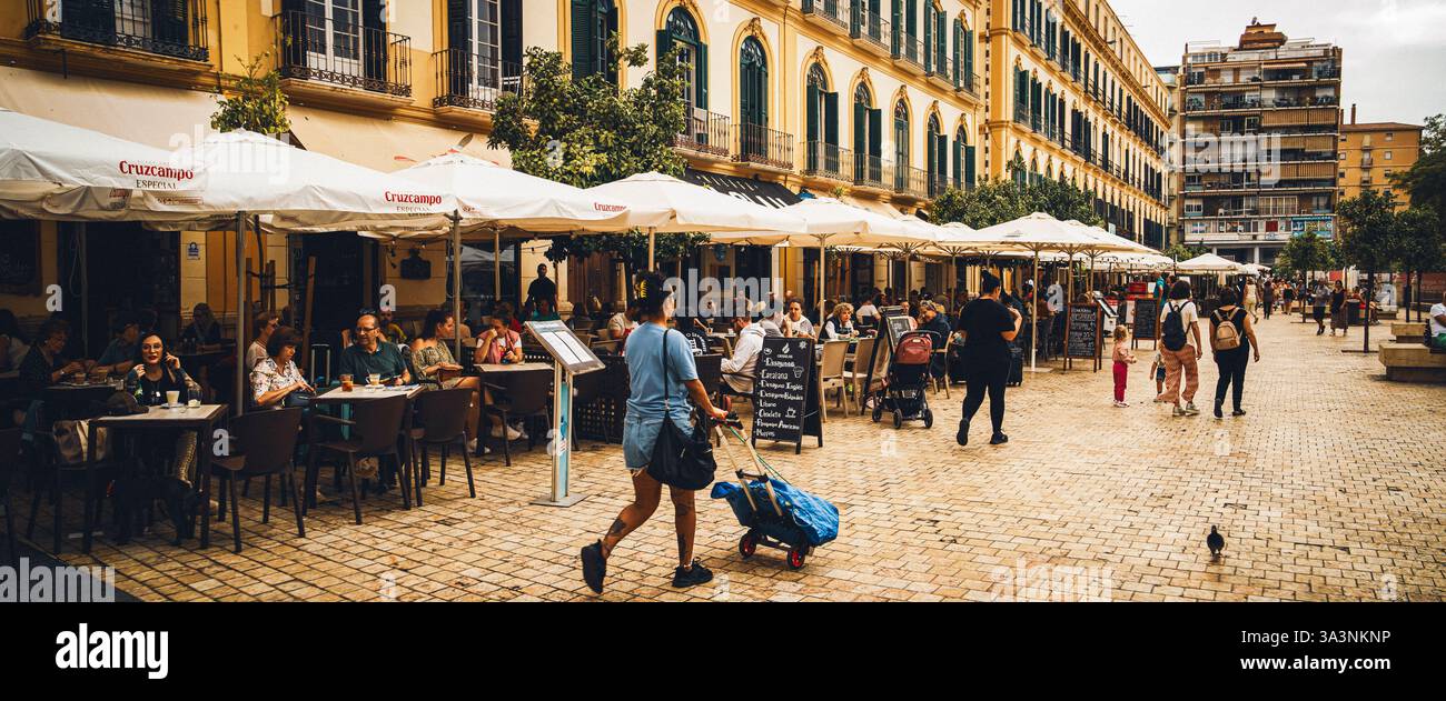 Tables de restaurant en plein air du centre touristique de la ville de Malaga. Scène de rue panoramique Banque D'Images