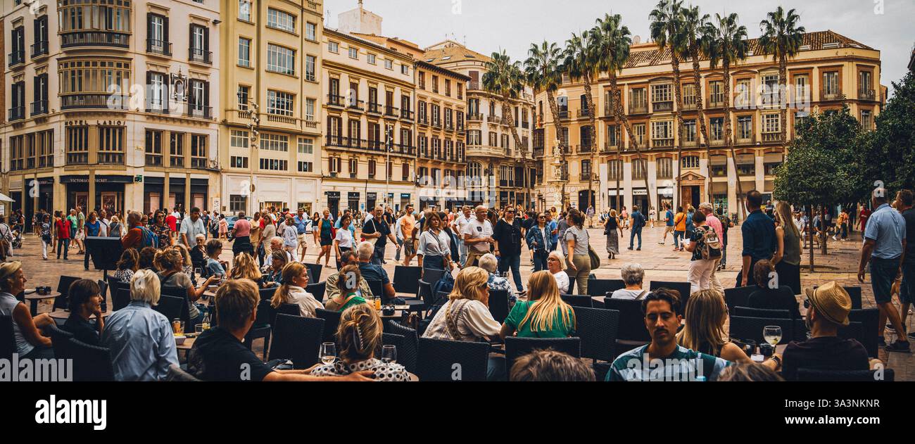 Tables de restaurant en plein air du centre touristique de la ville de Malaga. Scène de rue panoramique Banque D'Images