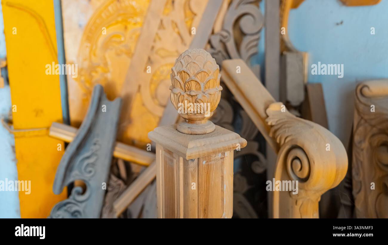 Élément de sculpture. des meubles dans un style classique avec du bois de couleur blanche. Or. patine. Sculpture. faible profondeur de champ. meubles de luxe. Utiliser comme backgrou Banque D'Images