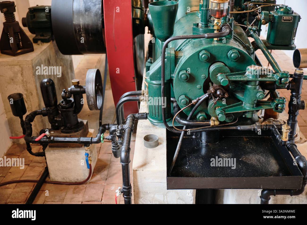 16 mars 2025 - Neubruchhausen-Allemagne : un moteur historique Herford stationnaire à l'intérieur du moulin à eau Neubruchhausen, avec des détails mécaniques et to Banque D'Images