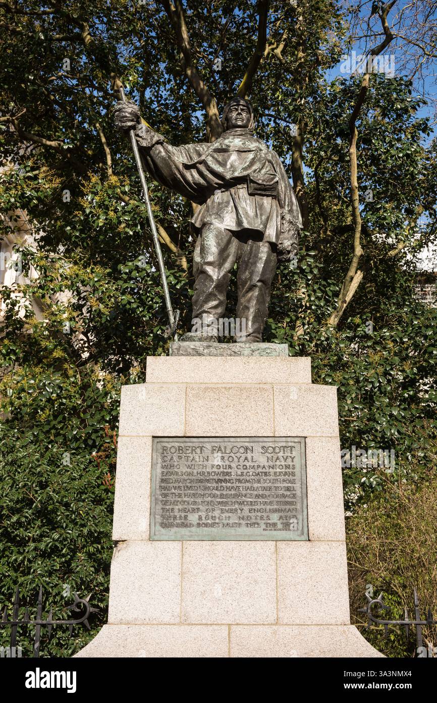 Statue de bronze de Kathleen Scott du capitaine Robert Falcon Scott, Waterloo place, Londres, W1, Angleterre, ROYAUME-UNI Banque D'Images