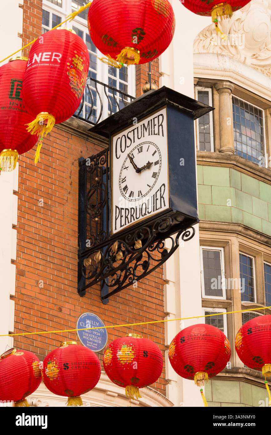 Ancienne horloge ornée costumier Perruquier au-dessus du restaurant Wong Kei sur Wardour Street, Soho, Angleterre, Royaume-Uni Banque D'Images