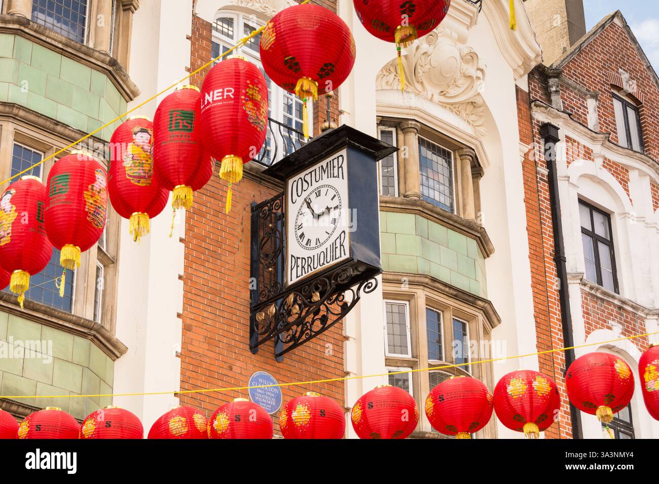 Ancienne horloge ornée costumier Perruquier au-dessus du restaurant Wong Kei sur Wardour Street, Soho, Angleterre, Royaume-Uni Banque D'Images