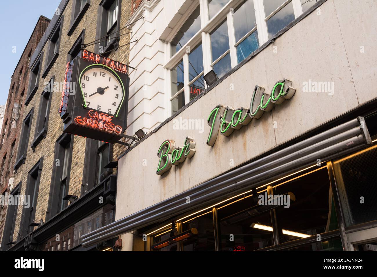 L'horloge devant Bar Italia, le café italien traditionnel et mondialement connu sur Frith Street, Soho Londres, Angleterre, Royaume-Uni Banque D'Images