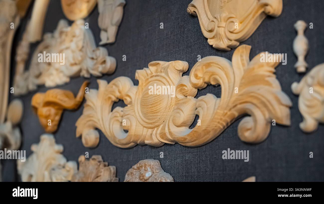 Élément de sculpture. des meubles dans un style classique avec du bois de couleur blanche. Or. patine. Sculpture. faible profondeur de champ. meubles de luxe. Utiliser comme backgrou Banque D'Images