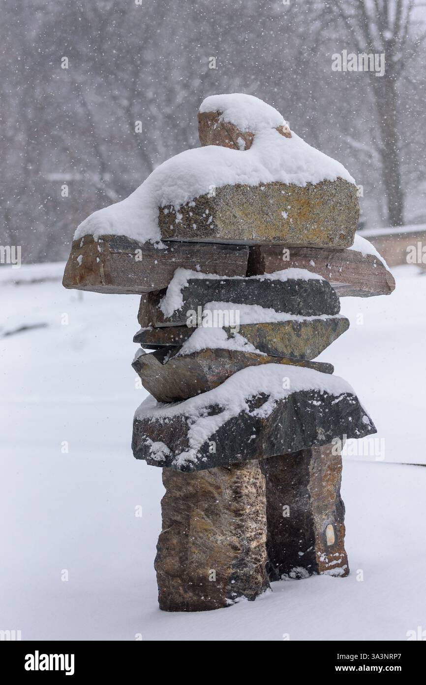 inukshuk, sculpture en pierre des Premières Nations canadiennes, Spirit Garden, Nathan Phillips Square, Toronto, Canada Banque D'Images