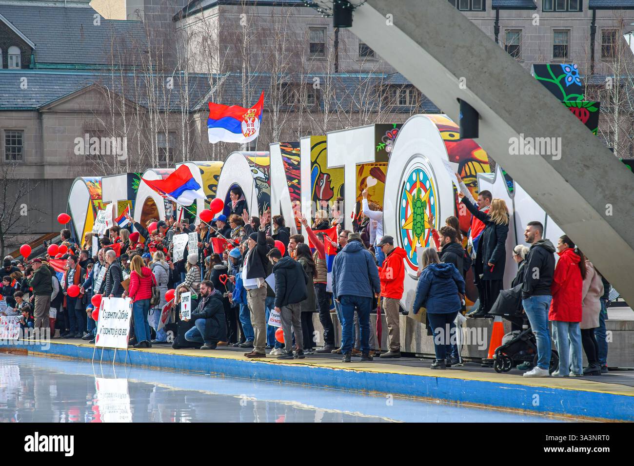 Vue latérale des personnes portant des pancartes sur la place Nathan Phillips lors d'une manifestation de la communauté serbe en faveur des étudiants manifestant contre le Go Banque D'Images