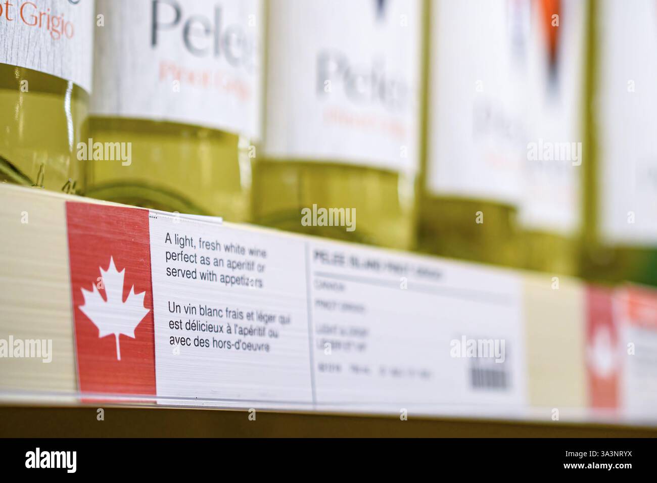 Bouteilles de vin canadien portant le symbole Maple Leaf sur une étagère dans un magasin de la LCBO, au milieu d'un mouvement de boycott continu des produits américains dû à Banque D'Images