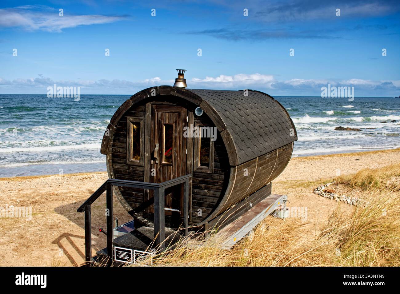 Cullen Bay Moray Écosse sauna en bois en forme de tonneau sur la plage Banque D'Images