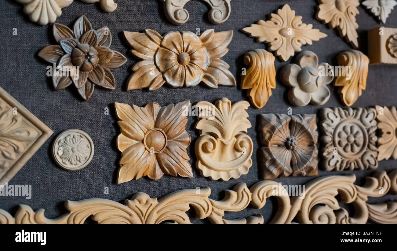 Élément de sculpture. des meubles dans un style classique avec du bois de couleur blanche. Or. patine. Sculpture. faible profondeur de champ. meubles de luxe. Utiliser comme backgrou Banque D'Images