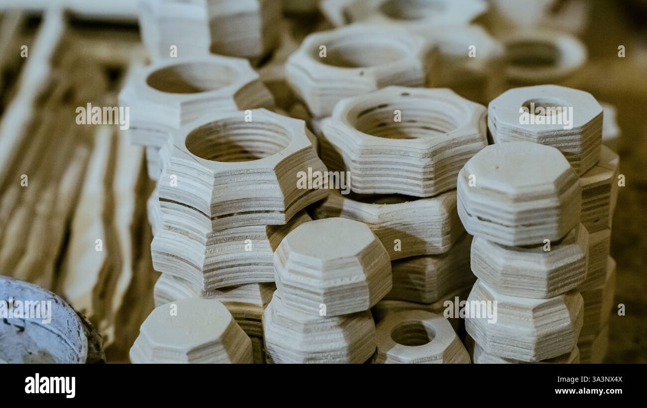 Élément de sculpture. des meubles dans un style classique avec du bois de couleur blanche. Or. patine. Sculpture. faible profondeur de champ. meubles de luxe. Utiliser comme backgrou Banque D'Images