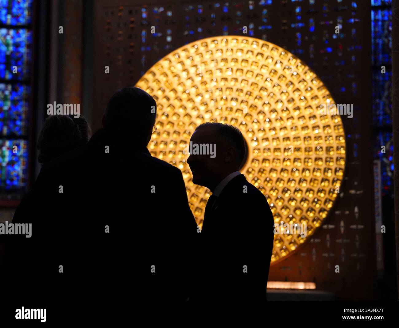 Paris, France. 17 mars 2025. Le premier ministre Mark Carney, au milieu, visite la cathédrale notre-Dame de Paris, en France, le lundi 17 mars 2025. Crédit : la presse canadienne/Alamy Live News Banque D'Images