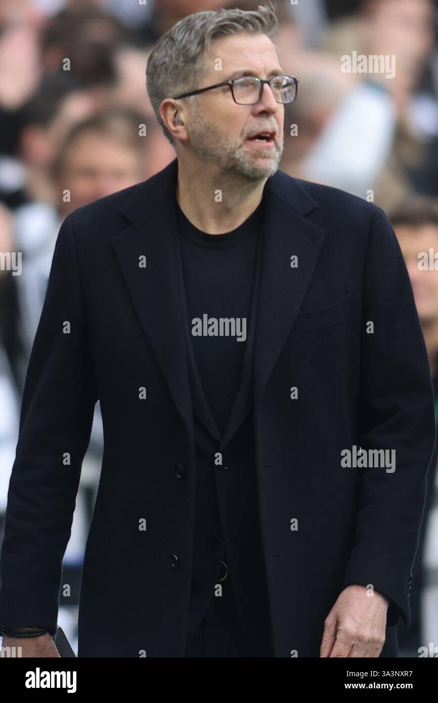 Présentateur Mark Chapman lors de la finale de la Carabao Cup entre Liverpool et Newcastle United au stade de Wembley, Londres, le dimanche 16 mars 2025. (Photo : Michael Driver | mi News) crédit : MI News & Sport /Alamy Live News Banque D'Images