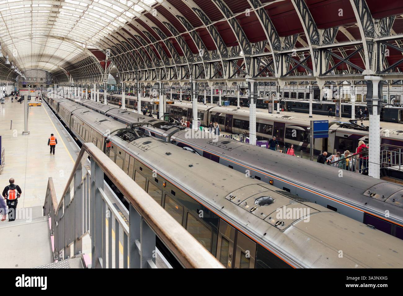 Londres, Royaume-Uni - septembre 28 2024 : les navetteurs traversent la gare de Londres Paddington, les trains arrivant et repartant pendant les heures de pointe du matin. Banque D'Images