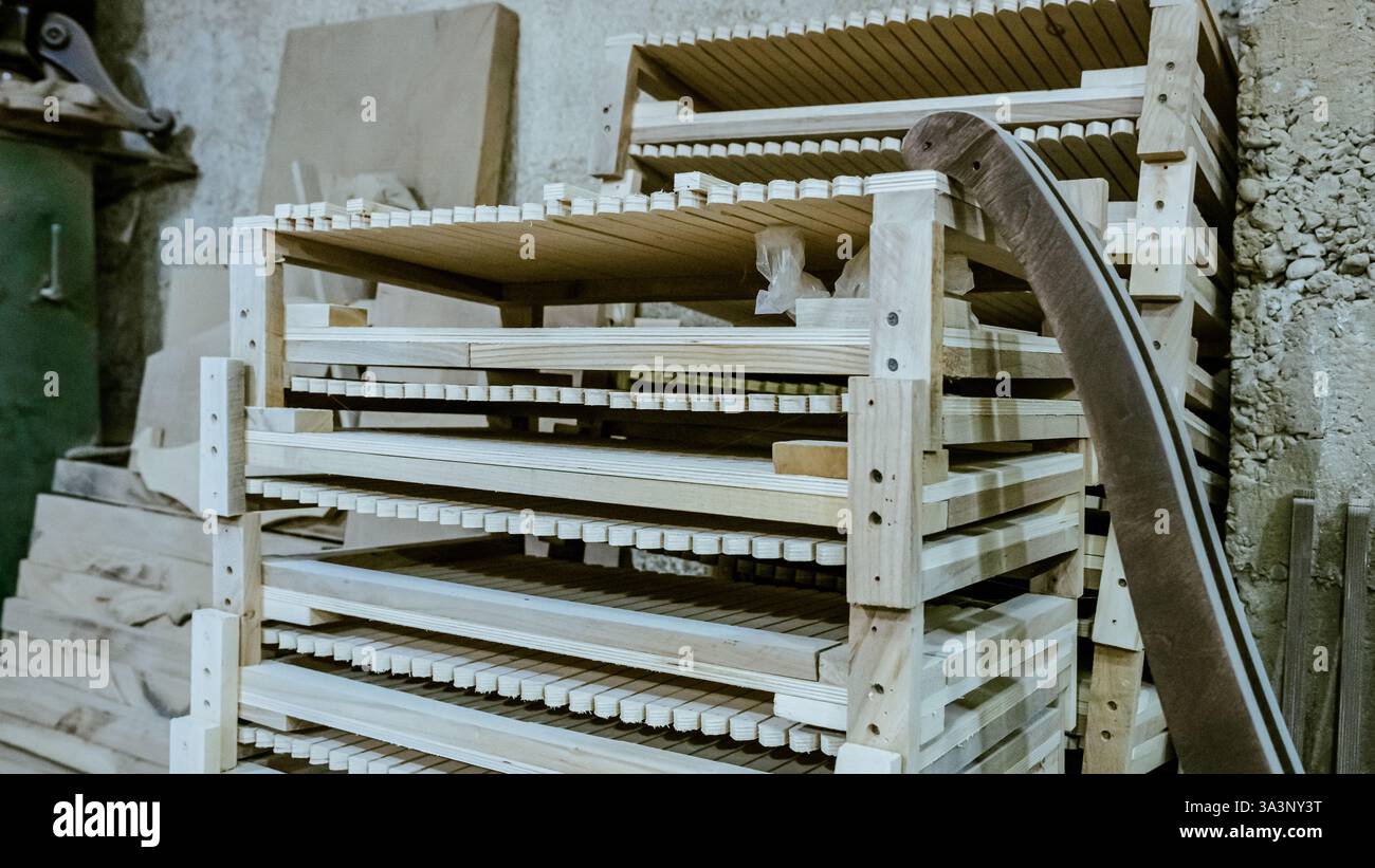 Élément de sculpture. des meubles dans un style classique avec du bois de couleur blanche. Or. patine. Sculpture. faible profondeur de champ. meubles de luxe. Utiliser comme backgrou Banque D'Images