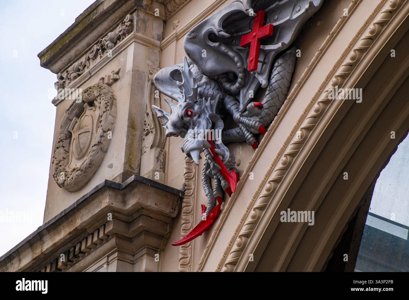 Un dragon marque les limites, statues de dragons en fonte qui marquent les limites de la Cité de Londres, à Smithfield Market, Londres, Royaume-Uni. Banque D'Images