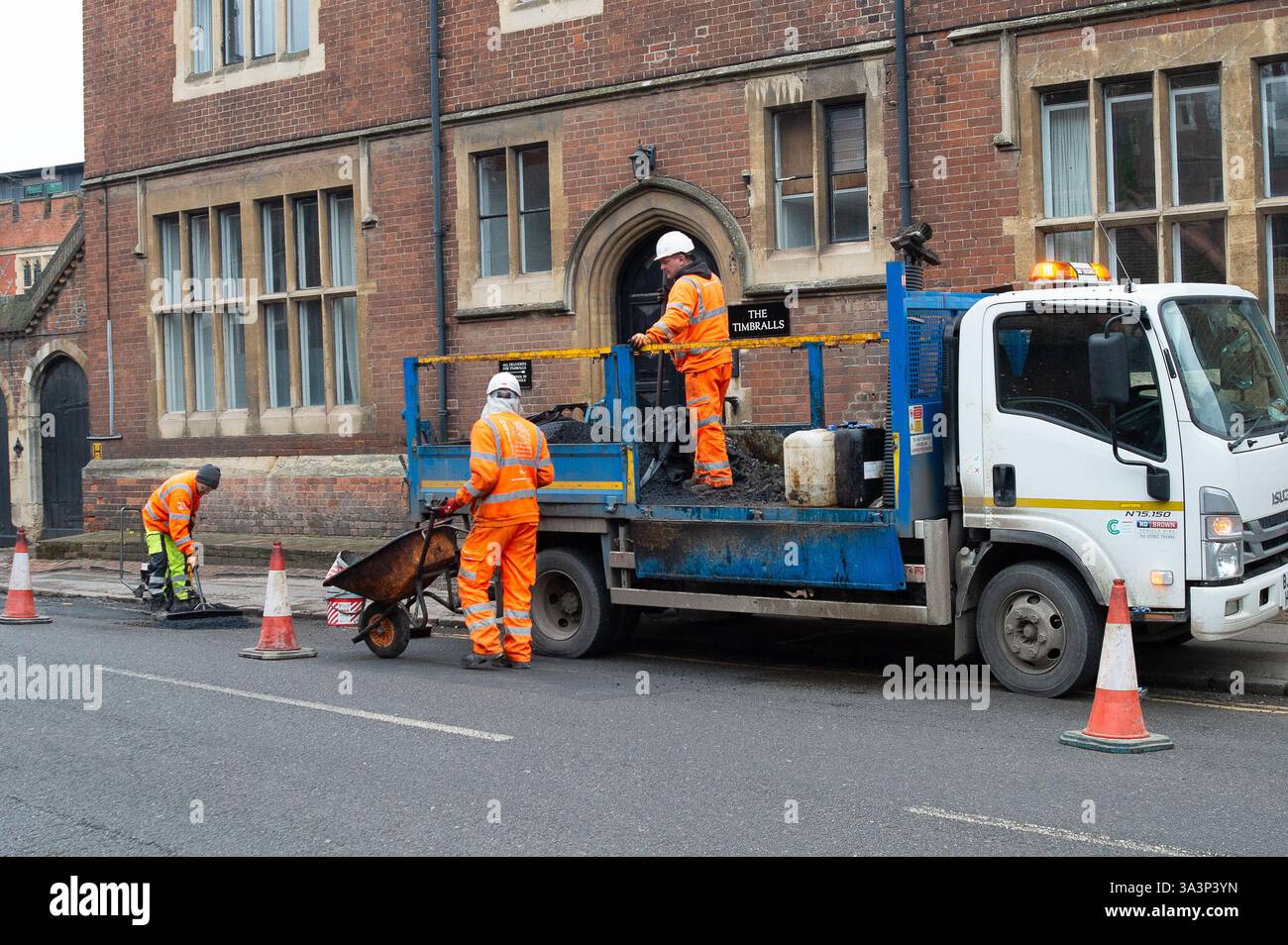 Eton, Royaume-Uni. 12 février 2025. Les nids de poule étaient réparés par des entrepreneurs à Eton, Windsor, Berkshire aujourd'hui pour le compte du Royal Borough of Windsor & Maidenhead. Crédit : Maureen McLean/Alamy Banque D'Images