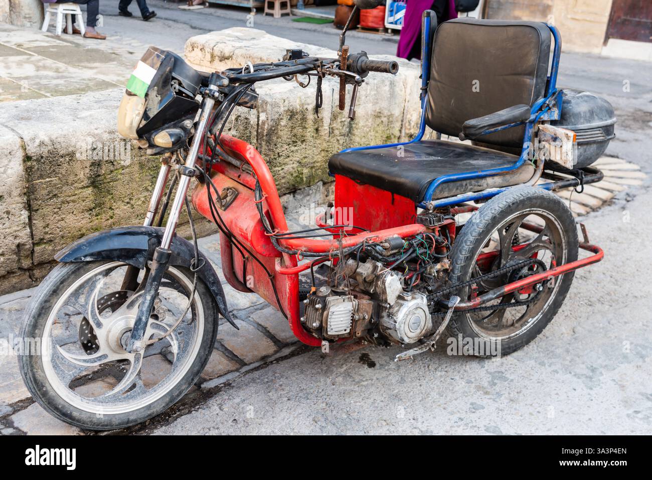 Une très vieille moto tricycle à 3 roues avec électricité et moteur exposés à Sousse, Tunisie Banque D'Images