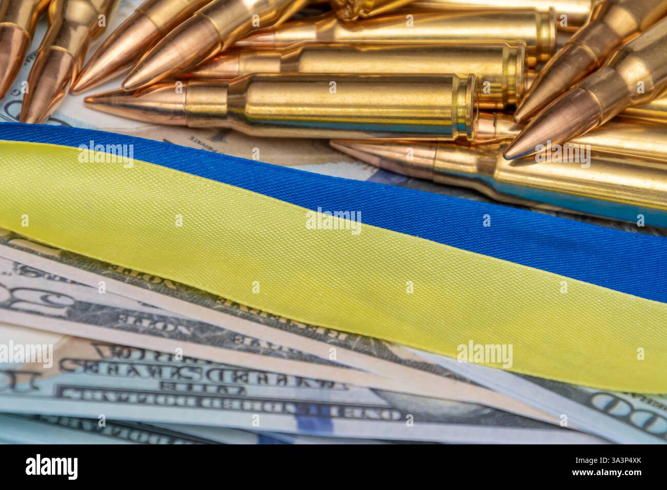 Munitions militaires - cartouches sur le fond du drapeau ukrainien et des dollars. Banque D'Images