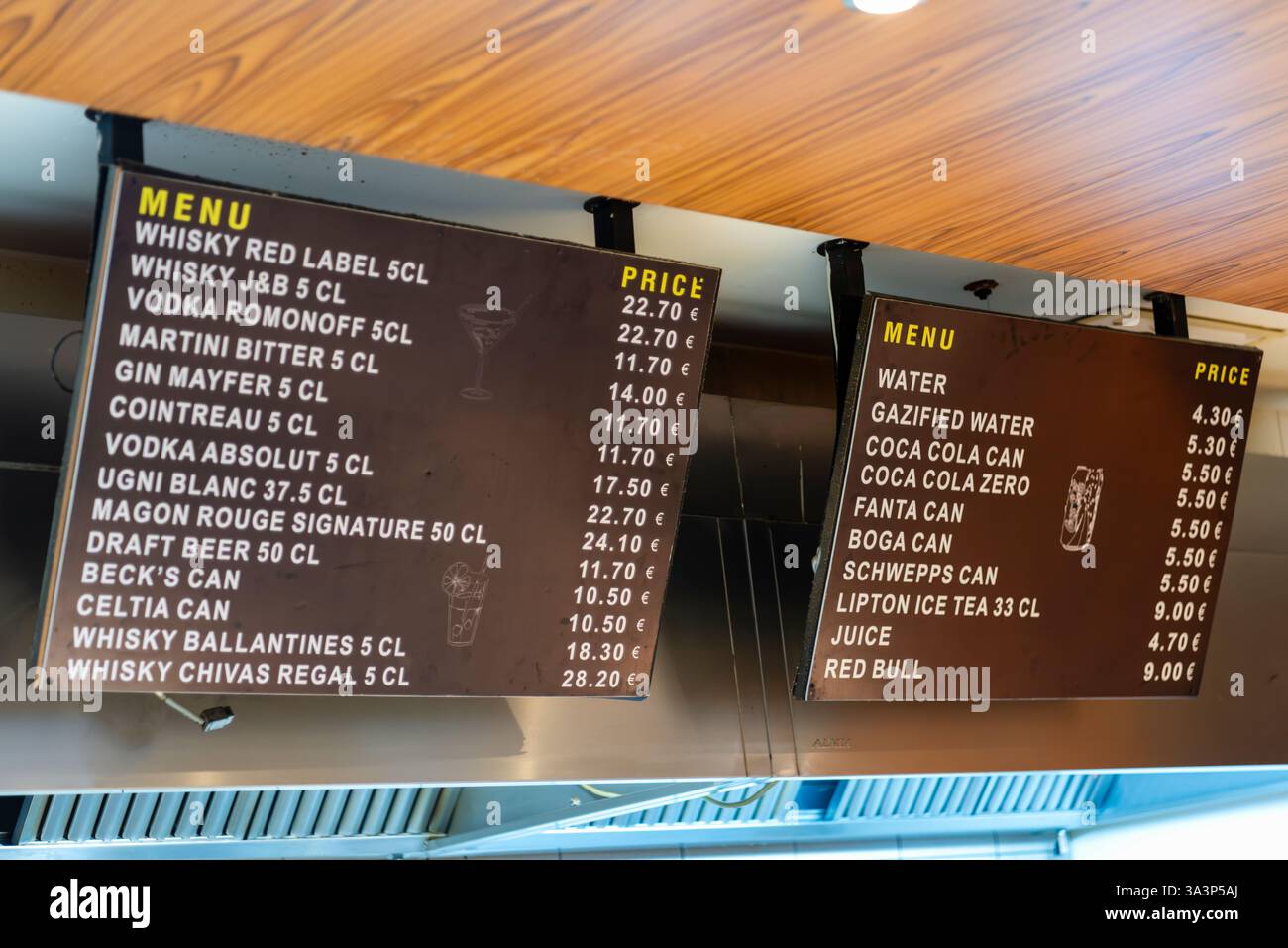 Menu de boissons très cher à l'aéroport international Enfidha-Hammamet, Sousse, Tunisie Banque D'Images