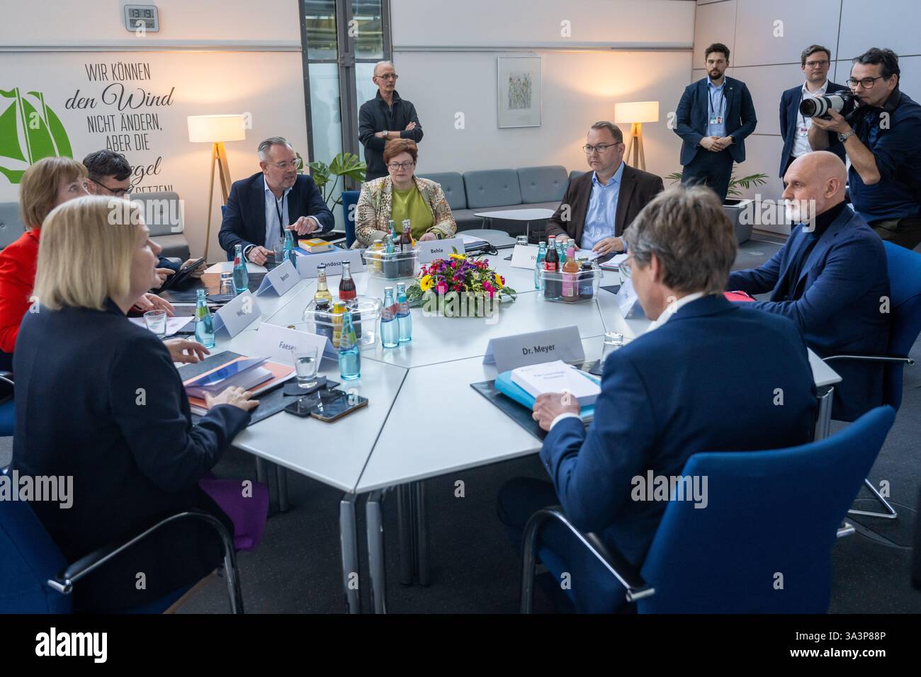 Potsdam, Allemagne. 17 mars 2025. Les parties impliquées dans les négociations se réunissent au Kongresshotel am Templiner See pour poursuivre les négociations collectives pour le secteur public. Les négociations porteront sur la rémunération des employés du gouvernement fédéral et des employeurs municipaux dont les relations de travail sont régies par la convention collective du secteur public (TVöD). Crédit : Christophe Gateau/dpa/Alamy Live News Banque D'Images