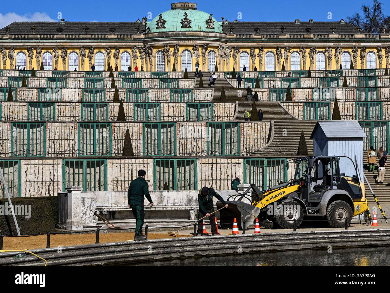 Potsdam, Allemagne. 17 mars 2025. Les ouvriers travaillent au soleil dans le parc Sanssouci devant le grand escalier menant au palais. Le parc est l'un des sites les plus populaires de l'État de Brandebourg. Crédit : Jens Kalaene/dpa/Alamy Live News Banque D'Images
