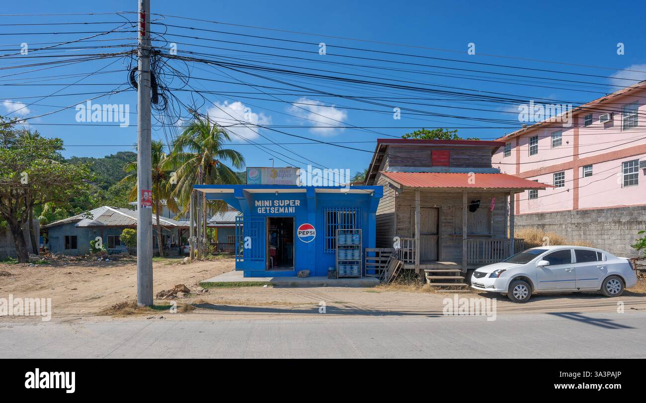 Flowers Bay, Roatan, Honduras – 03 mars 2025 : extérieur du Mini Super Getsemani avec une voiture garée Banque D'Images