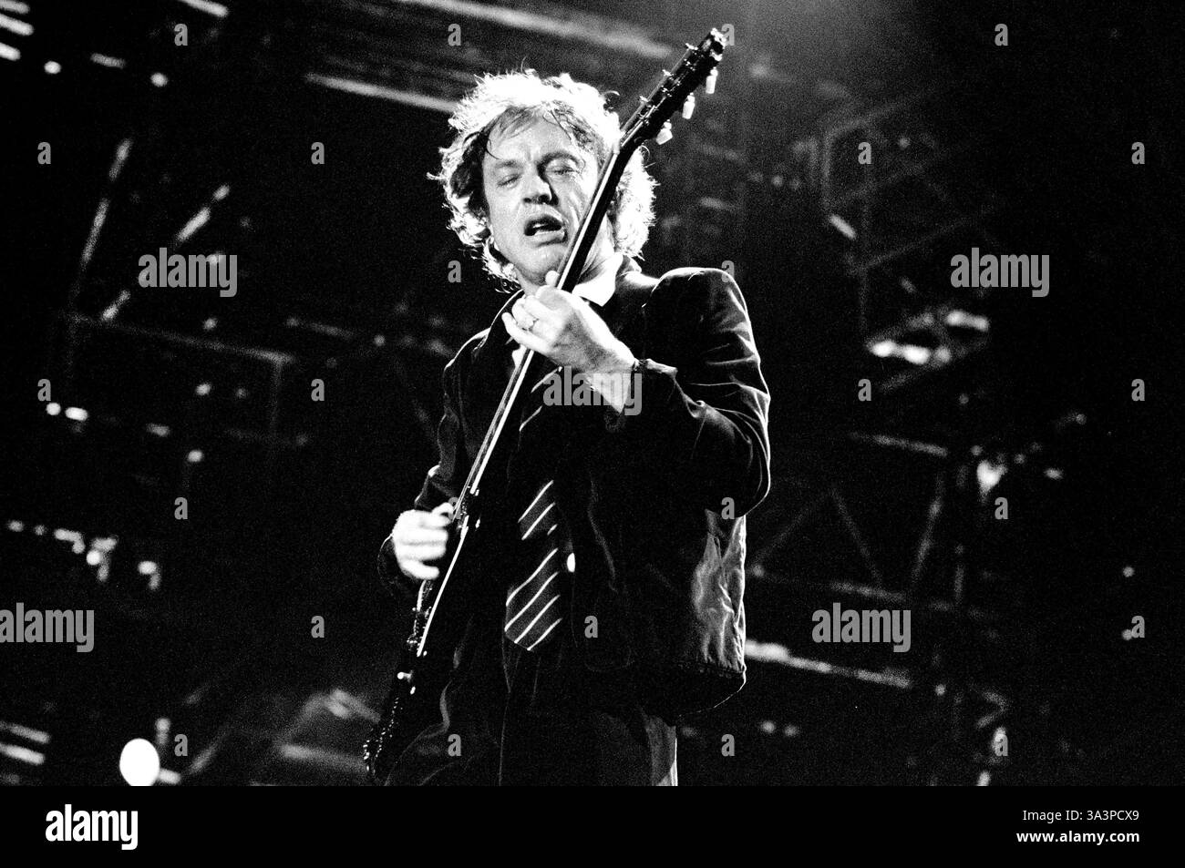 Torino Italie 04/2001 : Angus Young guitariste de l'ACDC, groupe de hard rock australien, lors du concert live au stade Delle Alpi Banque D'Images