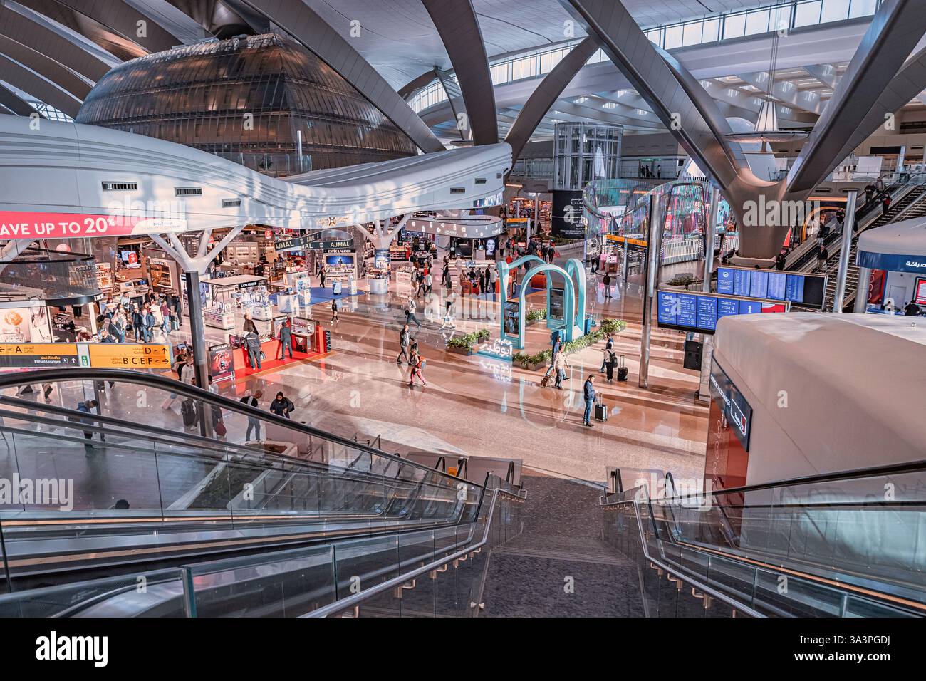 23 janvier 2025, Abu Dhabi, Émirats arabes Unis : les passagers et le personnel de l'aéroport se déplacent à l'intérieur du terminal moderne de l'aéroport international AUH Banque D'Images